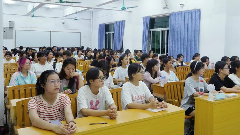 学生听讲座照片图片